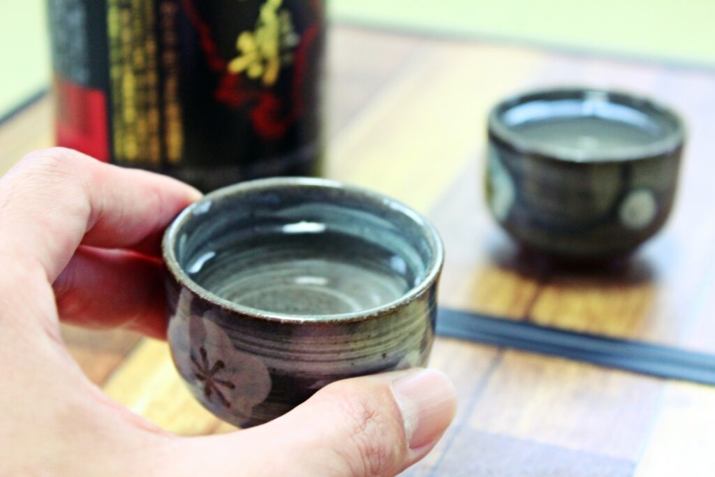 日本酒を飲もうとしている画像