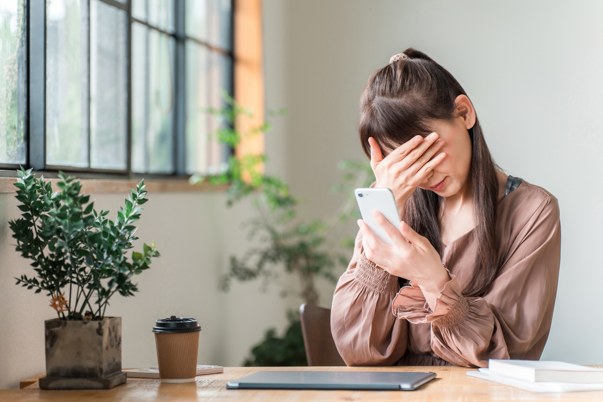 花サブスクに失敗した人をイメージした画像